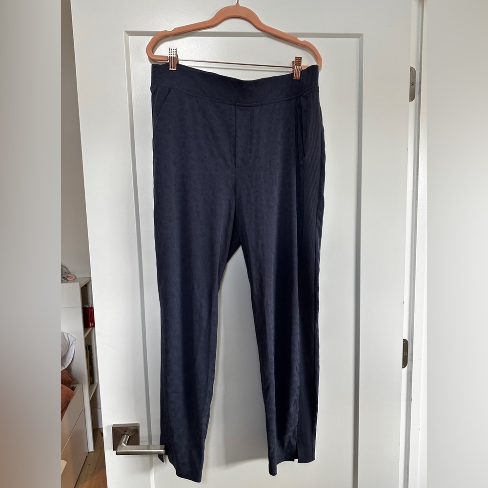 Athleta Brooklyn Textured Ankle Pant Leopard Medieval Violet Size 12 - Picture 6 of 16